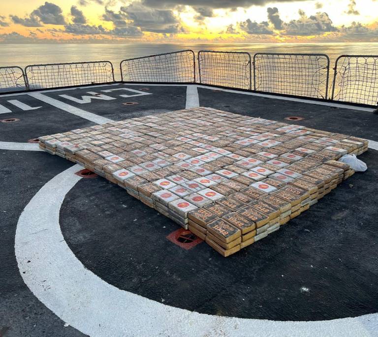 $!Armada y Policía capturan a dos sujetos a bordo de una lancha con drogas, cerca de Galápagos