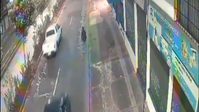 VIDEO | Joven muere atropellado por un bus en la avenida 10 de Agosto, en Quito: cámaras captaron el momento