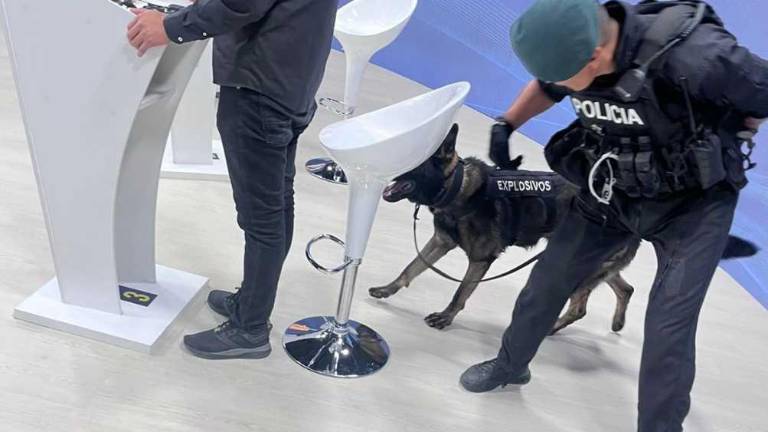 La unidad especializada en antiexplosivos de la Policía Nacional realizó una revisión del canal de televisión en donde se realizará el Debate Presidencial.