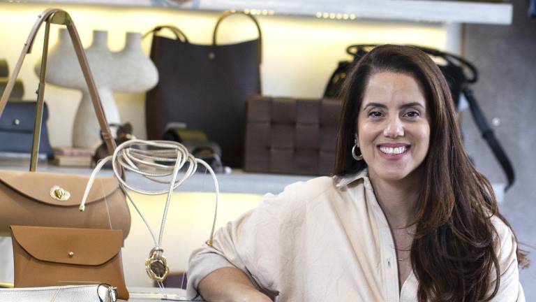 Ventas en tres países y ganancia desde el primer año: el emprendimiento de artículos de cuero creado por una brasileña en Ecuador