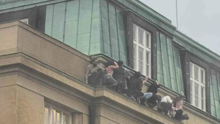 Tiroteo dentro de Universidad de Praga deja al menos 15 muertos y 24 heridos; el atacante fue eliminado