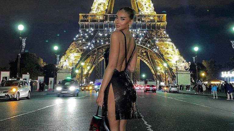 Influencer presume viaje a París y sus fans descubren que usó Photoshop