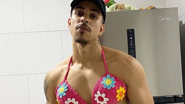 Cansado de que la gente no pagara por los diseños de su madre, Thiago Pantaleão decidió ponerse un bikini tejido a mano y lucirlo en sus redes sociales.