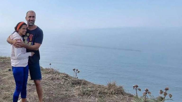 Tragedia en la costa italiana: Mujer murió arrastrada por ola mientras se tomaba una selfie con su esposo