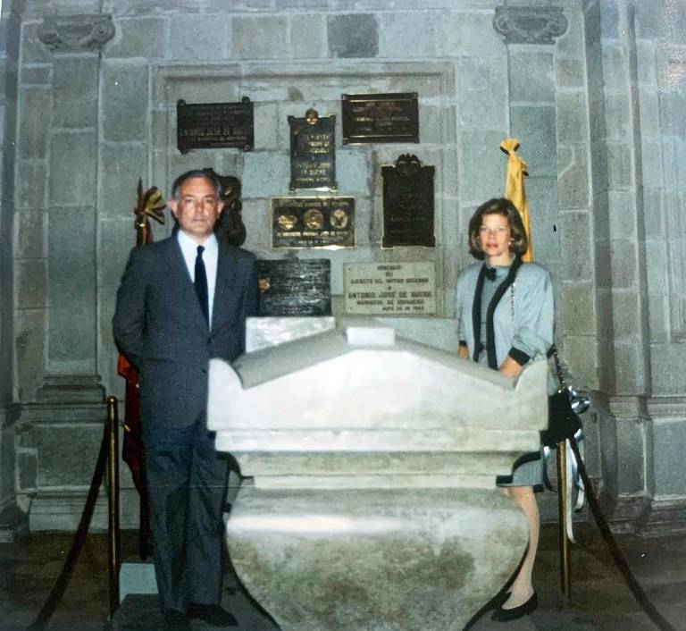 $!Jorge Sucre, tataranieto del hermano del mariscal, vive en Venezuela y visitó varias veces Ecuador. Aquí aparece junto al mausoleo.