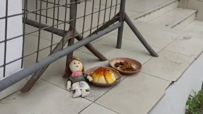 Hallan muñeca y platos con alimentos en los exteriores de la Fiscalía de Manta