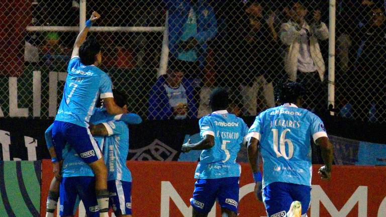 Jugadores de Macará celebran el autogol de Josen Escobar, jugador de América de Cali.