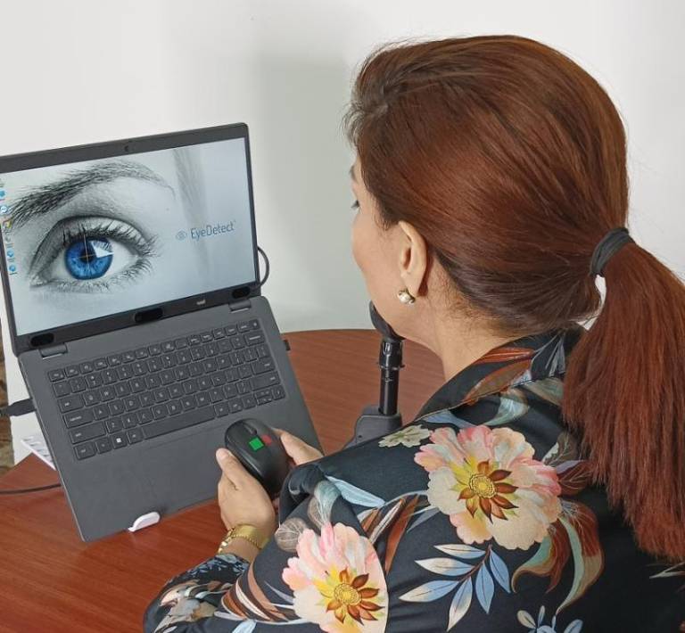 $!En el Eyedetect una cámara de alta velocidad registra el comportamiento y movimiento de los ojos del participante.