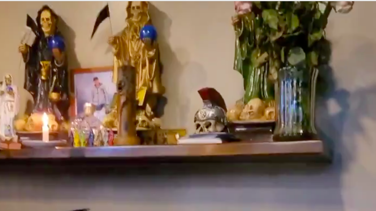 Hallan 'santuario de la muerte' en una vivienda de Quevedo: la foto de un policía estaba cerca de las calaveras