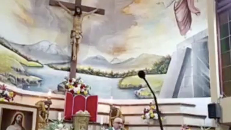 Sacerdote muere tras caerle una cruz durante una misa en Guayaquil; la Arquidiócesis confirmó su fallecimiento