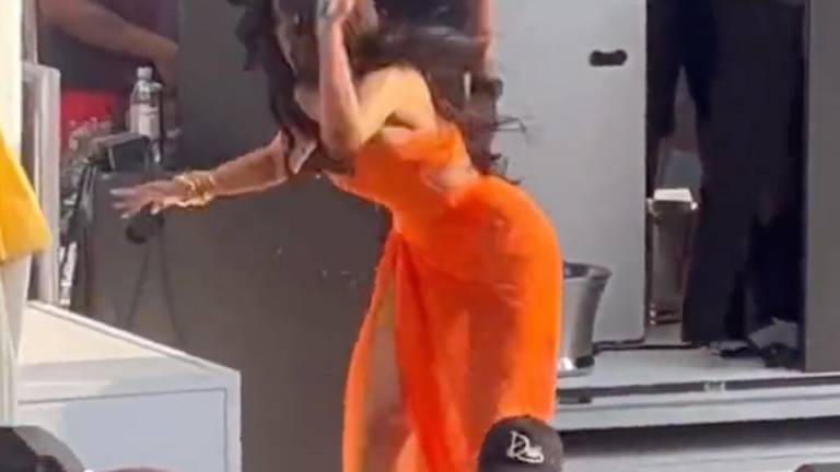 VIDEO: Cardi B le lanzó su micrófono a una mujer de la audiencia que le arrojó una bebida mientras rapeaba