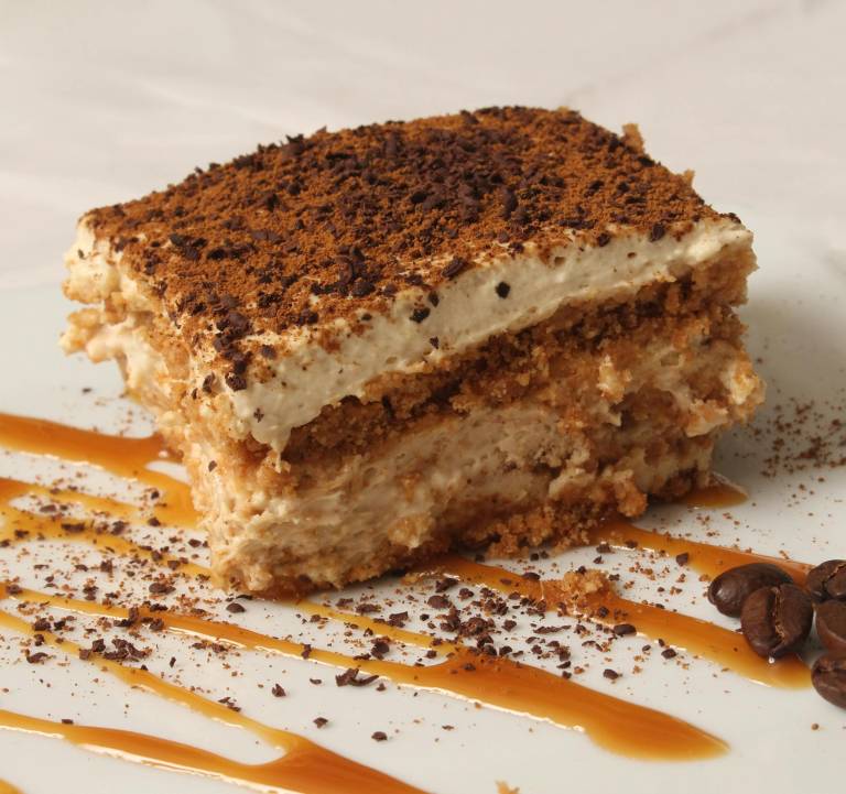$!El tiramisú es un postre italiano hecho con bizcocho, empapado en café y mezclado con queso y nata montada.