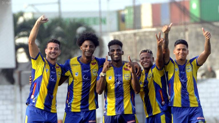 Jugadores de Astillero FC celebrando el primer gol del partido ante Daquilema en Copa Ecuador.