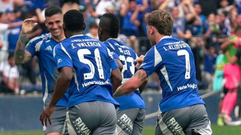 Jugadores de Emelec celebrando el gol realizado a Orense.