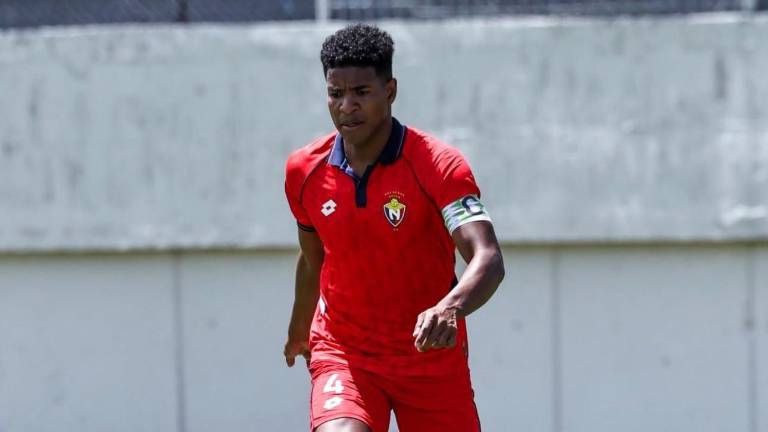 Rommel Cabezas, capitán de El Nacional durante el partido de Serie B frente a Liga de Portoviejo.