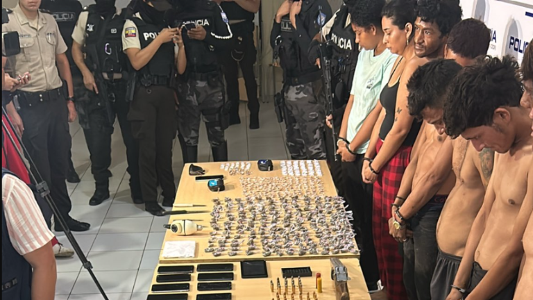 Allanamientos en Durán: Policía decomisa uniformes policiales y militares utilizados para delinquir; hay 10 detenidos