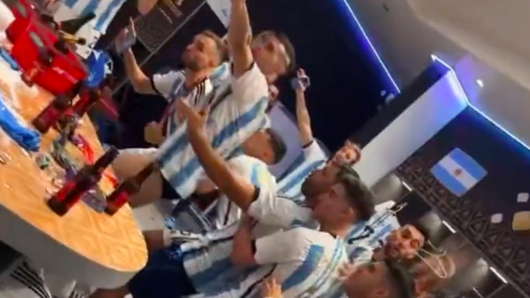 VIDEOS: Minuto de silencio por Mbappé, cantan los jugadores argentinos tras consagrarse campeones