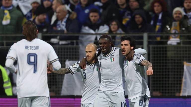 Jugadores de Italia celebrando el gol hecho a Bosnia y Herzegovina.