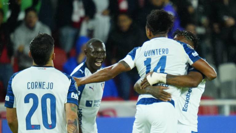Los jugadores de Liga de Quito celebran el segundo gol de su equipo, anotado por José Quintero.