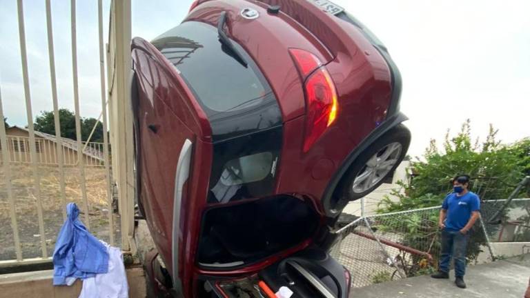 Insólito accidente en avenida del norte de Guayaquil