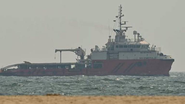 Embarcación navegando cerca de la costa de Ajman.