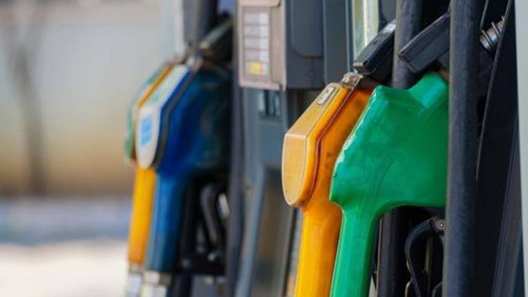 Extra, Ecopaís y diésel bajan dos centavos en Ecuador: así quedan los precios