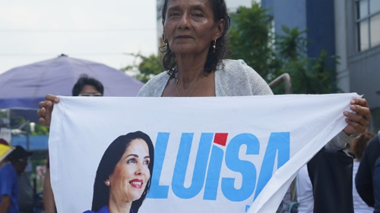 Luisa González sale del Cuartel Modelo de Guayaquil bajo custodia policial tras recibir prisión preventiva