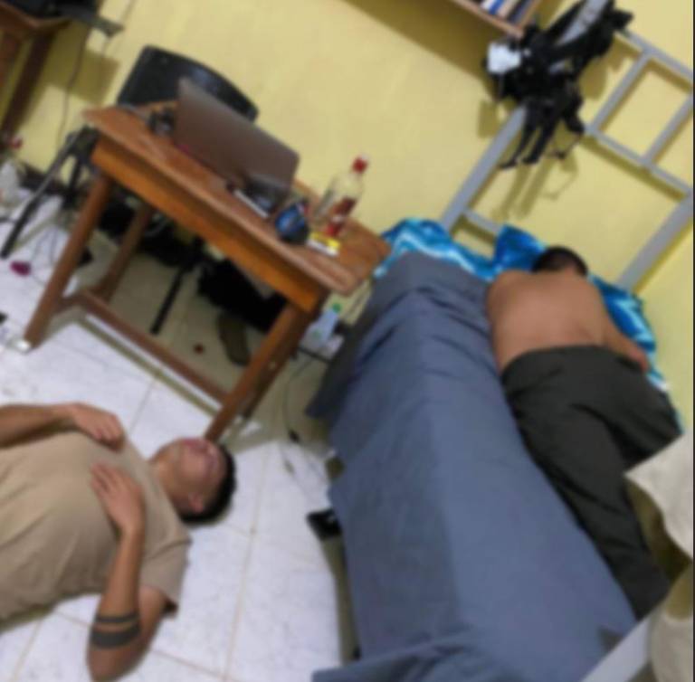 $!Filtran fotos de policías en supuesto estado de embriaguez, dentro de UPC en Putumayo; institución se pronuncia