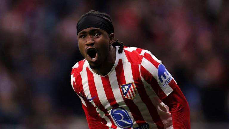 Ademola Lookman celebrando el gol realizado al FC Barcelona.