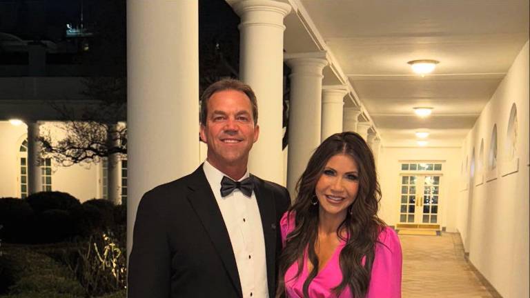 El escándalo que deja devastada a Kristi Noem: salen a luz fotos de su esposo vestido como mujer