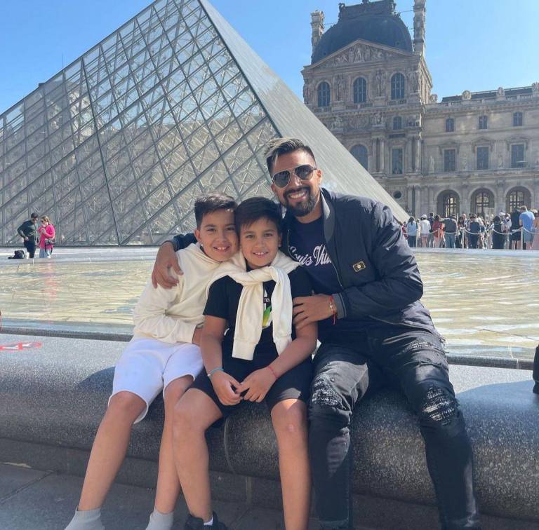 $!Christian Noboa junto a sus dos hijos Kristofer y Lukas en París.