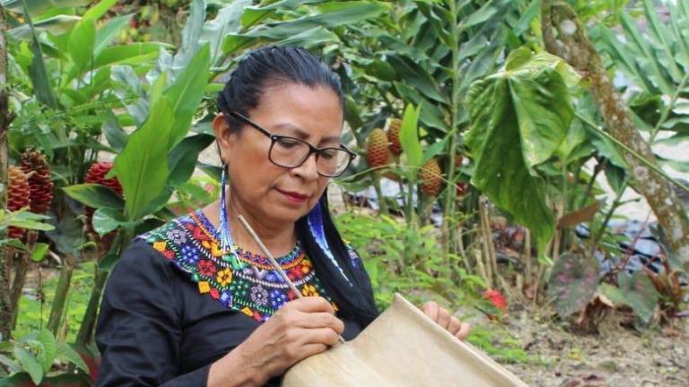 Serafina Cerda es una de las alfareras de Napo que continúa usando técnicas y materiales ancestrales.