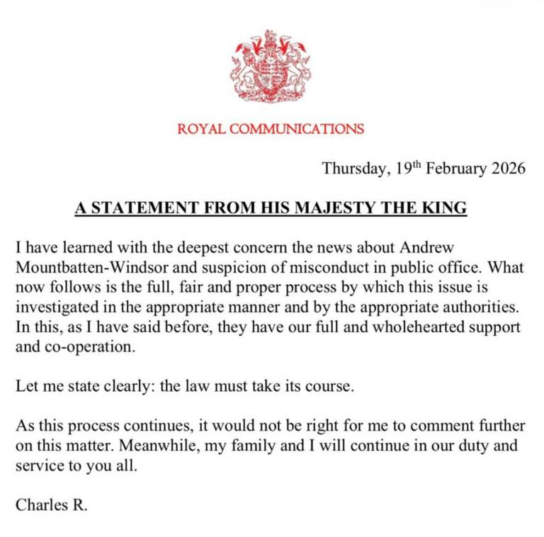 $!El rey británico Carlos III expresó este jueves su profunda preocupación por la detención de su hermano Andrés Mountbatten-Windsor.