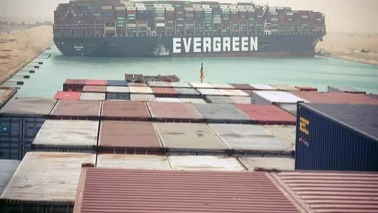 Más de 230 barcos a la espera de poder atravesar el canal de Suez bloqueado por un portacontenedores