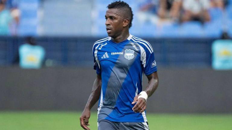 Miller Bolaños disputando el partido frente a Orense SC por LigaPro 2026.