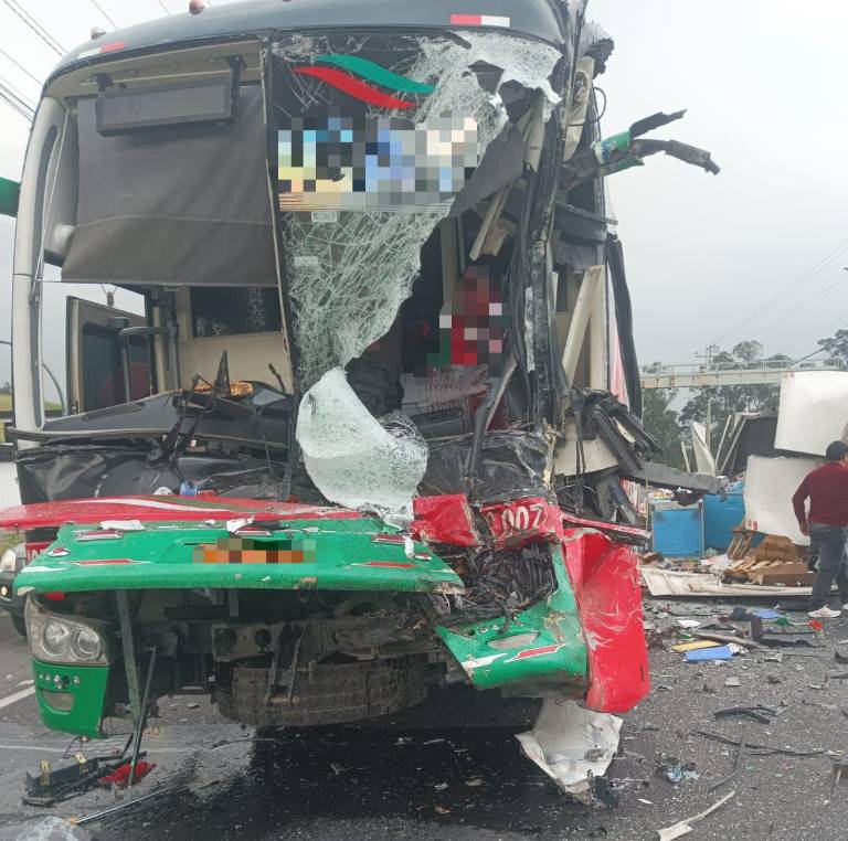 $!Así quedó el bus que fue parte del siniestro.