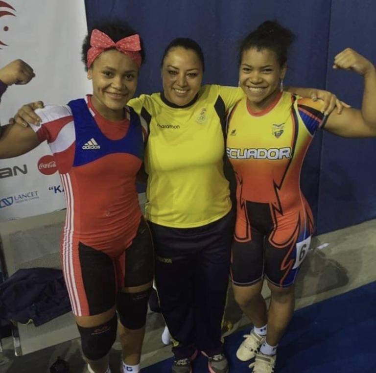 $!Neisi Dajomes y Angie Palacios junto a Mayra Hoyos, una de las entrenadoras que inició a las deportistas en el mundo de la halterofilia.