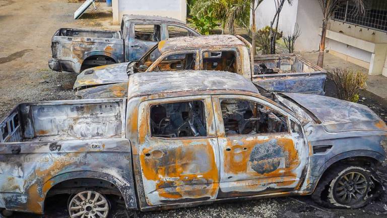 Talleres de la Prefectura de Esmeraldas atacados con explosivos: varias camionetas fueron incineradas