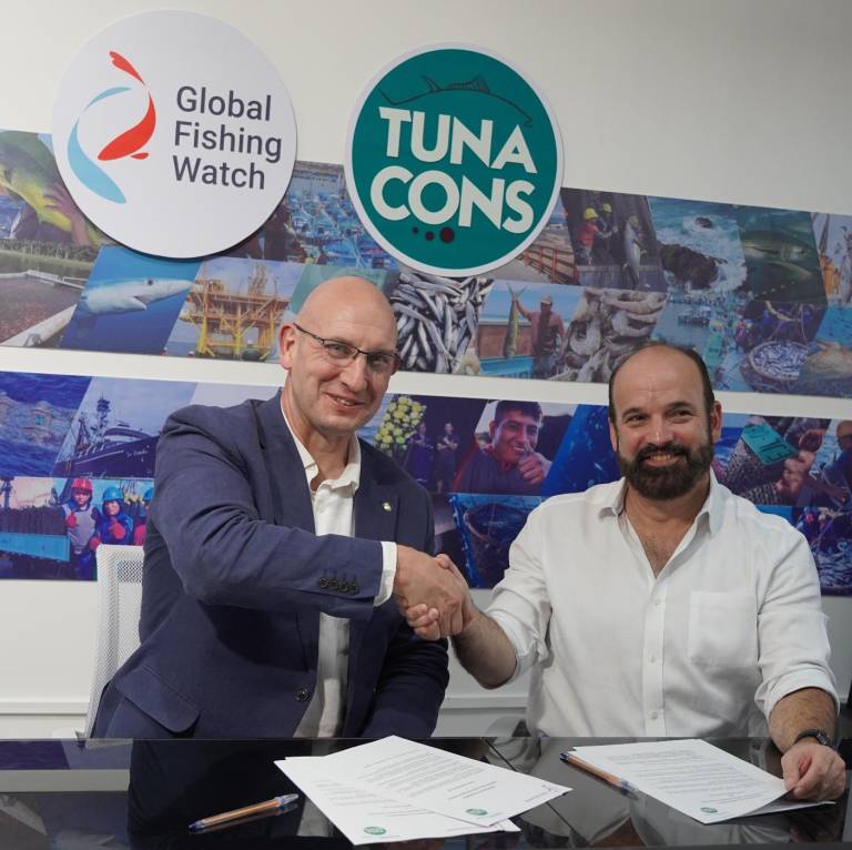 $!Representantes de TUNACONS y Global Fishing Watch tras la firma del acuerdo.