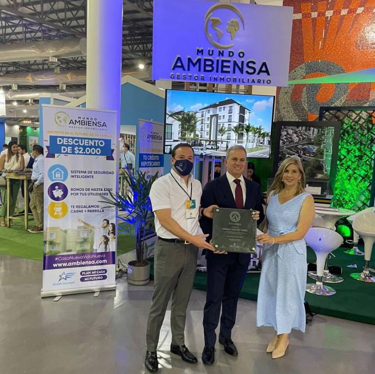 $!Ambiensa recibió la placa de reconocimiento por ganar el Premio Hábitat Verde 2022.