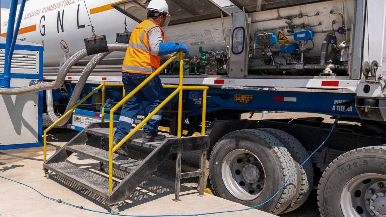 Un operario de la alianza entre la firma SYCAR y la peruana Limagas ultima detalles en el trailer ISO tanque de 40 pies con un millón de pies cúbicos de gas natural, previo a su salida hacia Ecuador.