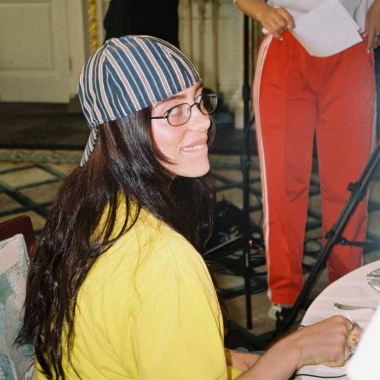 $!La artista criticó el derroche en la industria de la moda y promovió el uso de materiales sostenibles.