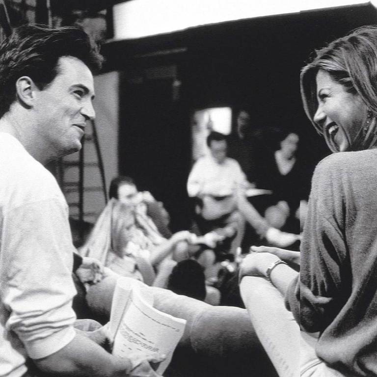 $!Con esta foto en la que Jennifer Aniston ríe por algo que le dijo Matthew Perry, la actriz recordó a su amigo quien perdió la vida a finales de octubre.
