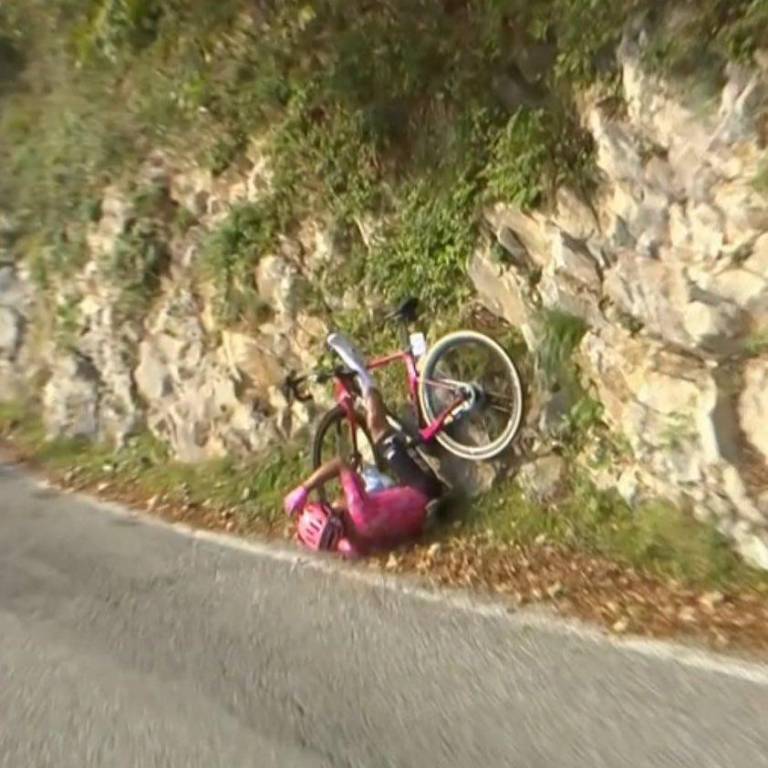 $!Caída de Richard Carapaz durante el Giro de Lombardía.