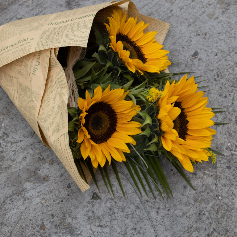 $!Aunque muchos esperan recibir flores amarillas como regalo, la costumbre también invita a comprarlas como símbolo de amor propio y energía positiva.