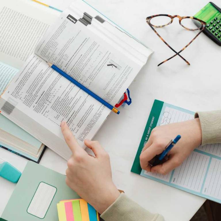 $!Los beneficios incluyen exenciones, ayudas financieras y cobertura de gastos en el exterior.