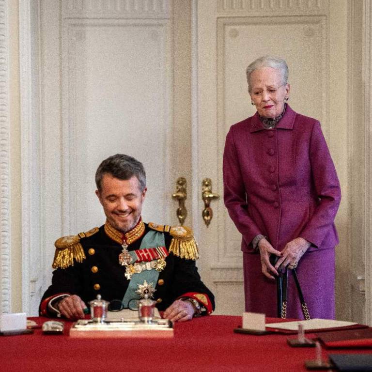 $!Después de firmar la declaración de abdicación, la reina Margarita II de Dinamarca (R) cede el asiento a la cabecera de la mesa a su hijo el rey Federico X de Dinamarca.