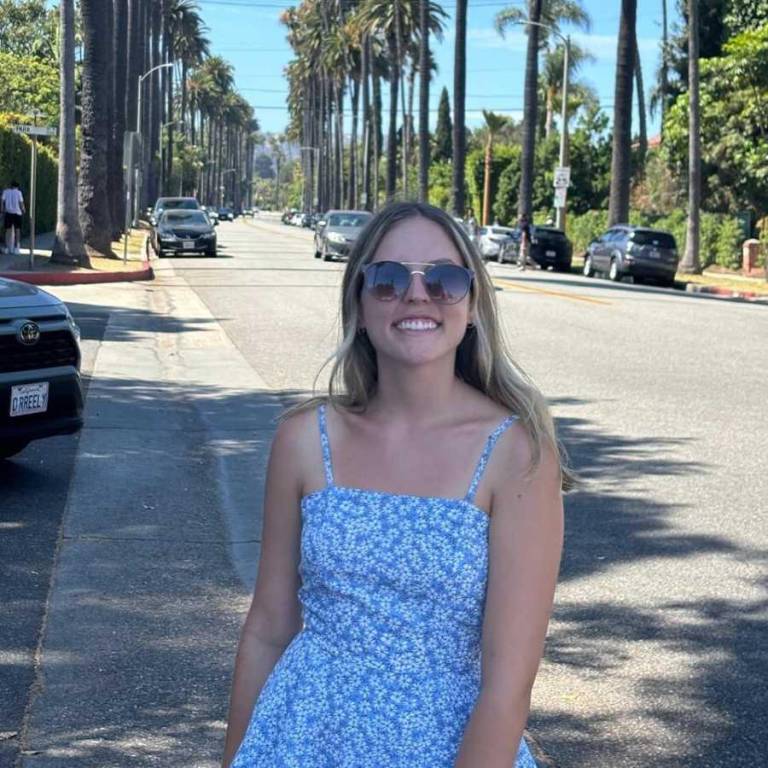 $!La joven, actualmente en casa de su tía Ingrid, recibe terapias para volver a caminar y hablar.