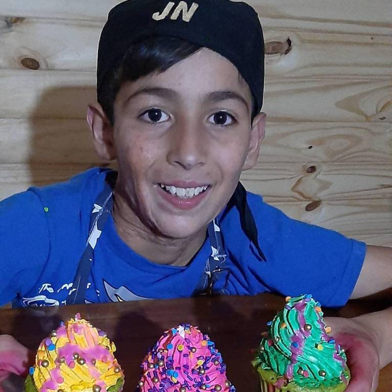 $!Niño argentino trabaja haciendo pasteles para pagar su cirugía