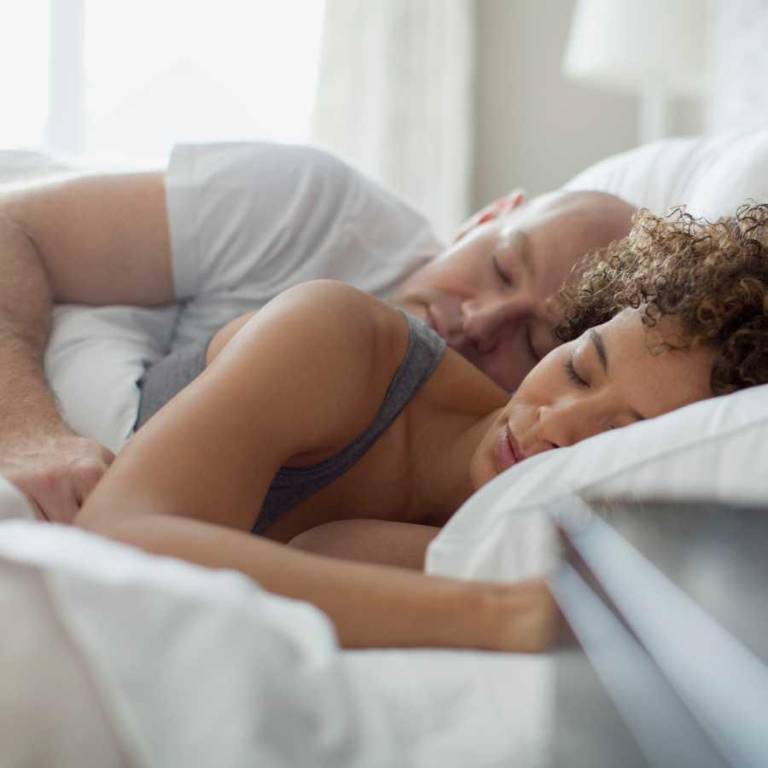 $!Un buen colchón y mantas livianas son claves para un descanso compartido.